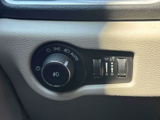 Used 2018 Chrysler Pacifica Limited w/ Advanced Safetytec Group FWD image 13