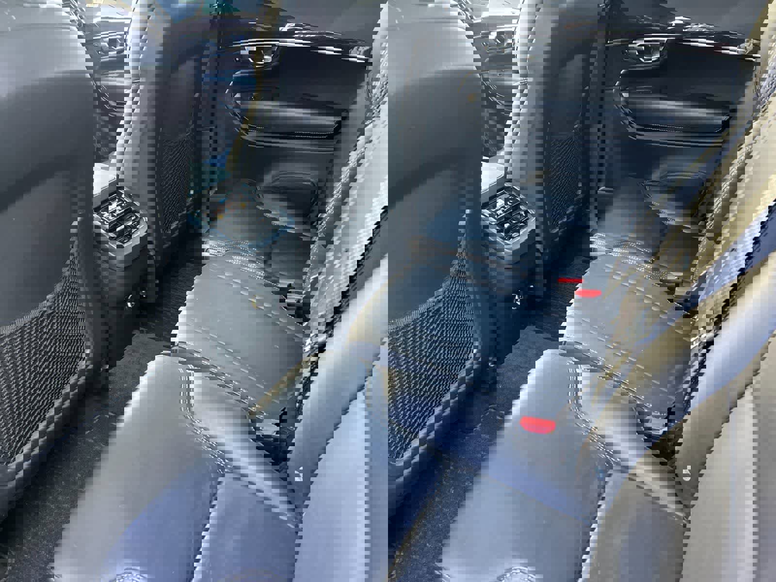 Used 2017 Volvo XC90 T6 Momentum w/ Vision Package image 5