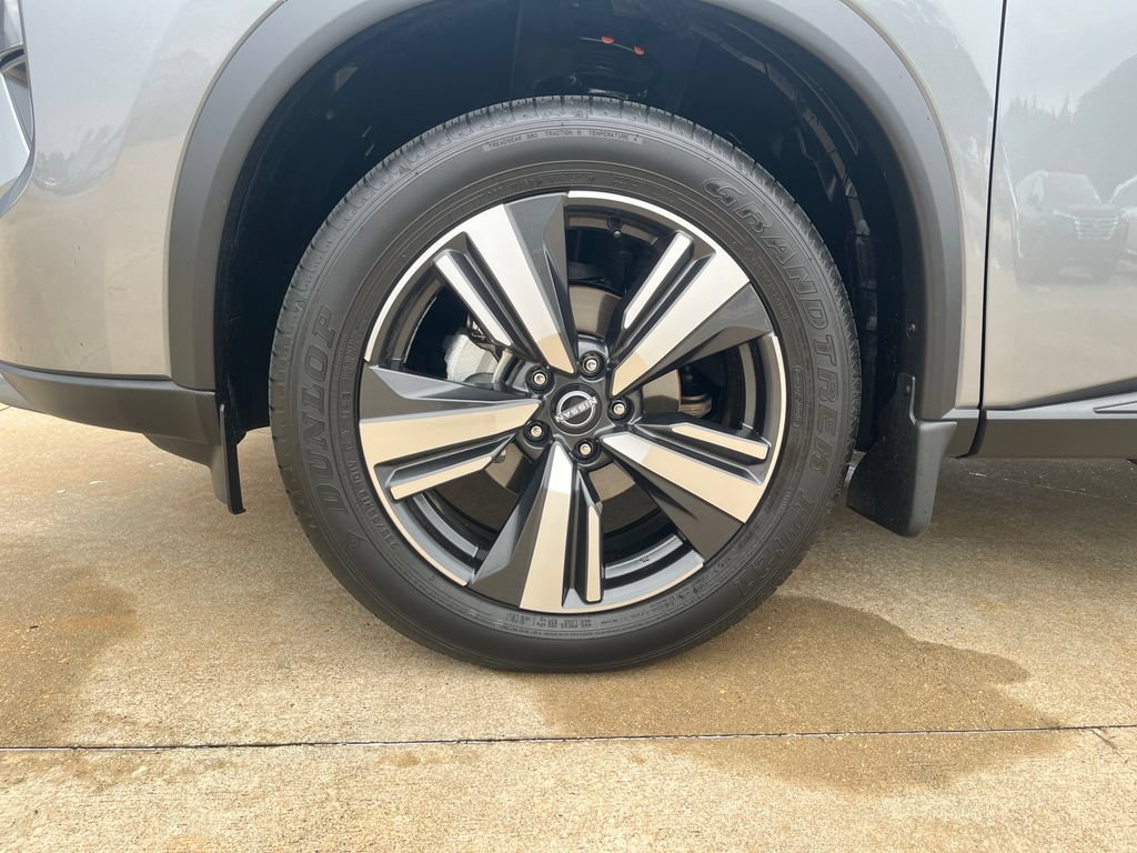 Certified 2025 Nissan Rogue SL w/ SL Premium Package FWD image 33