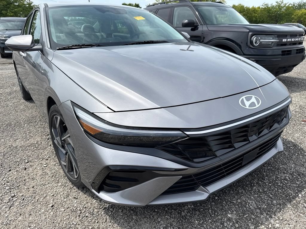 Used 2025 Hyundai Elantra Limited FWD image 13