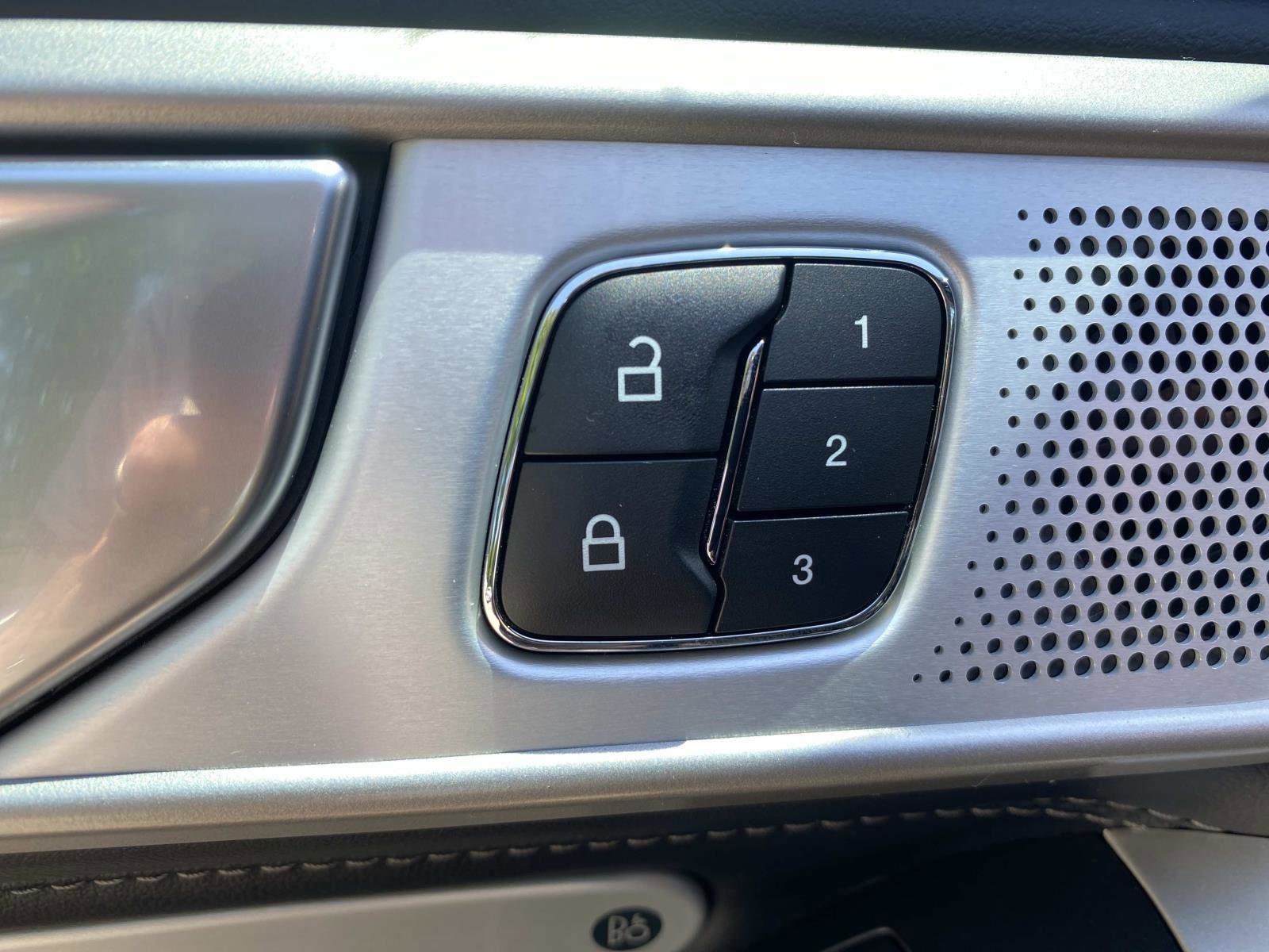 Used 2023 Ford Explorer Limited w/ Limited Technology Package RWD image 22