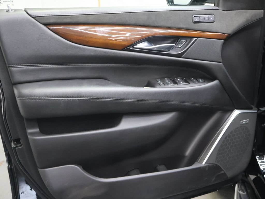 Used 2020 Cadillac Escalade Luxury AWD/4WD image 18