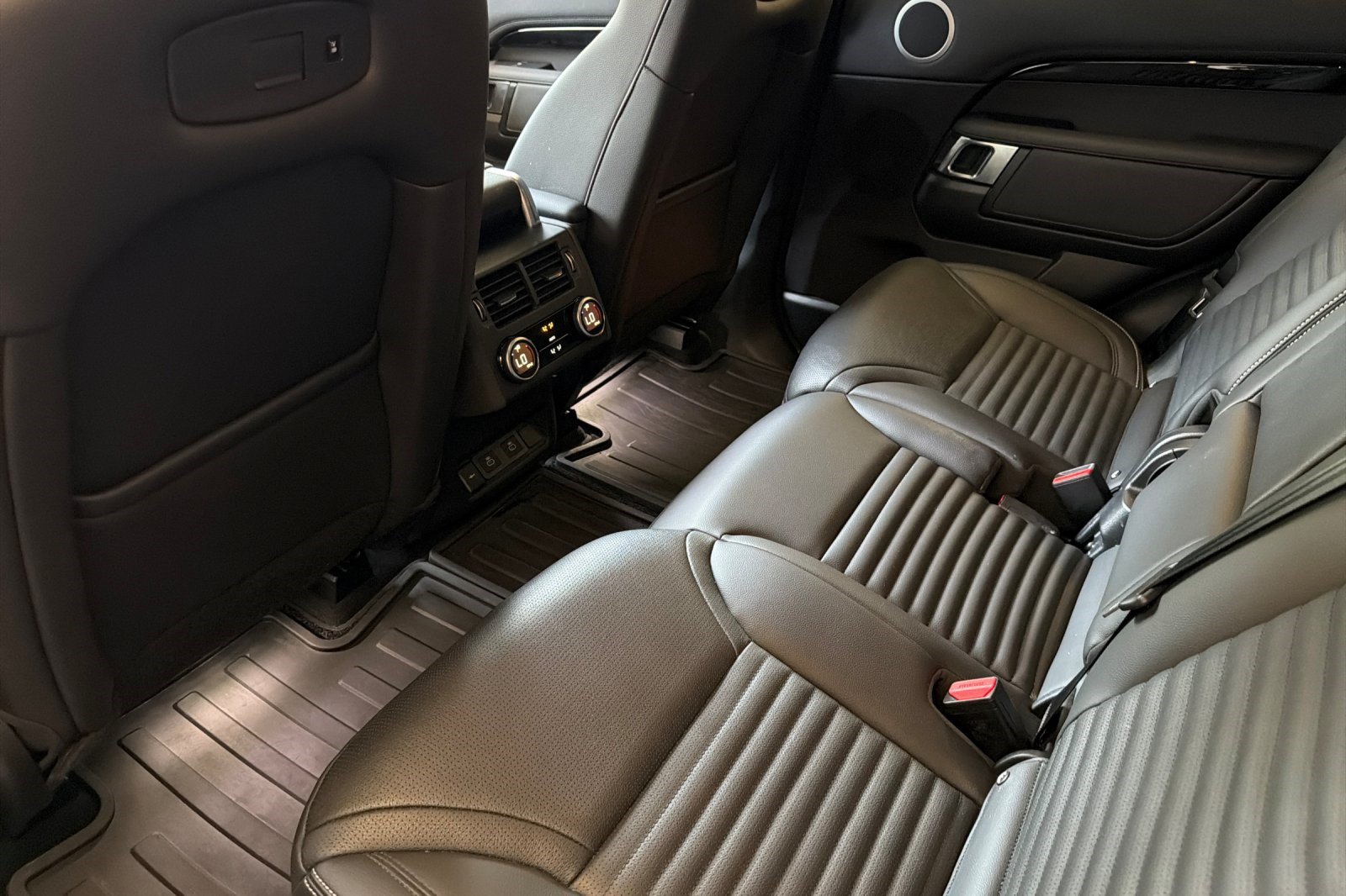 Certified 2025 Land Rover Discovery S AWD/4WD image 28