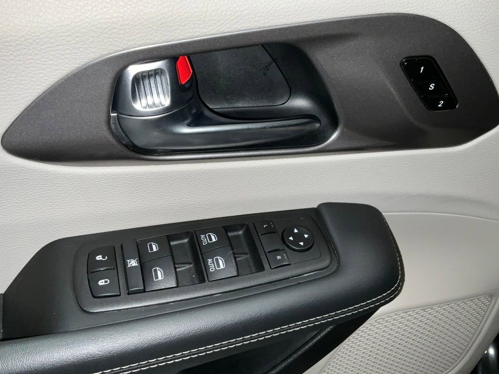 Used 2024 Chrysler Pacifica Touring-L image 31