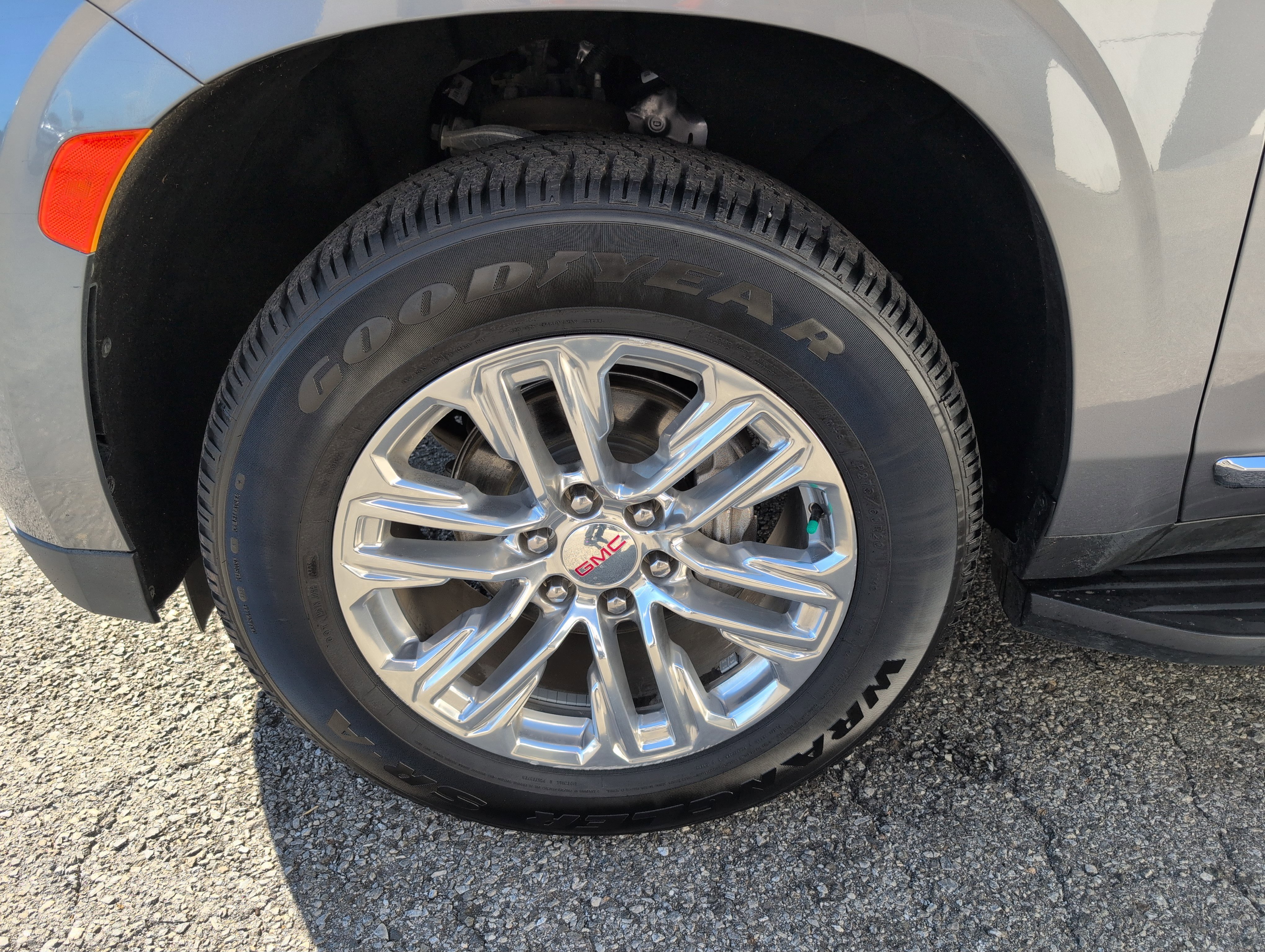 Used 2021 GMC Yukon XL SLT w/ SLT Luxury Plus Package image 3