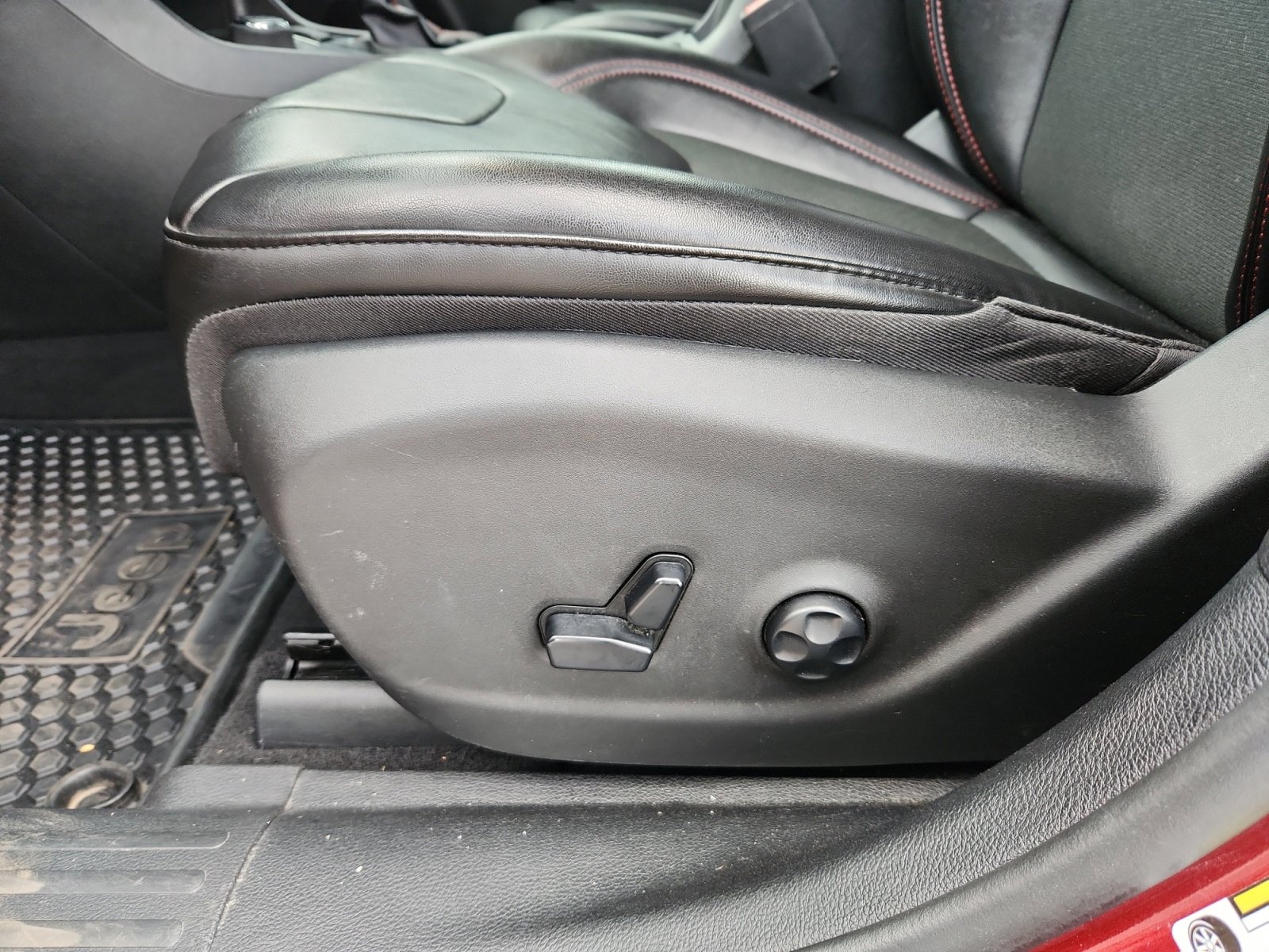 Used 2020 Jeep Cherokee Trailhawk w/ Cold Weather Group image 14