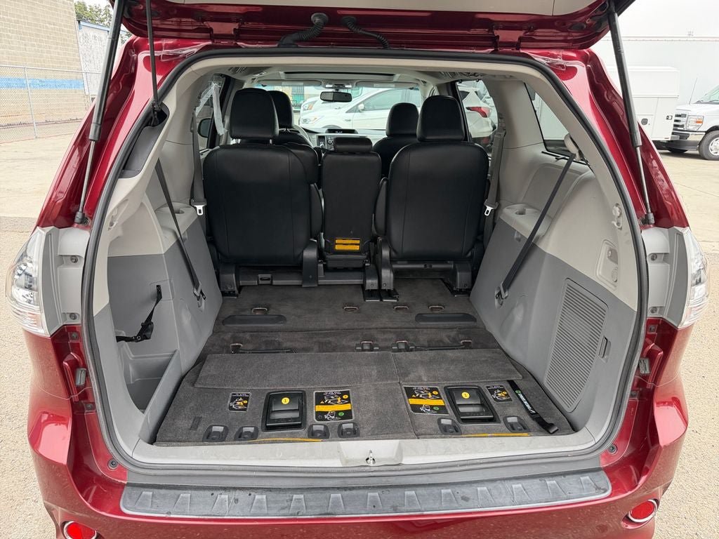 Used 2013 Toyota Sienna SE FWD image 22