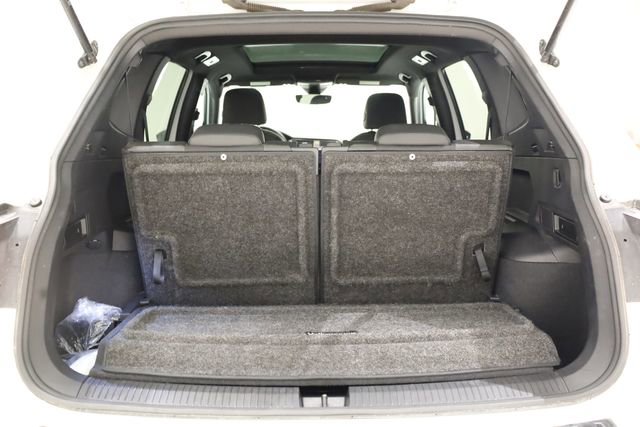 Used 2023 Volkswagen Tiguan SE R-Line image 32