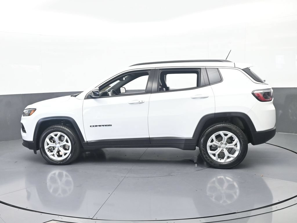 Used 2024 Jeep Compass Latitude AWD/4WD image 3