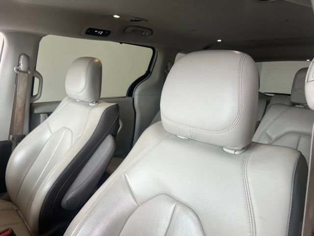 Used 2017 Chrysler Pacifica Touring-L FWD image 16