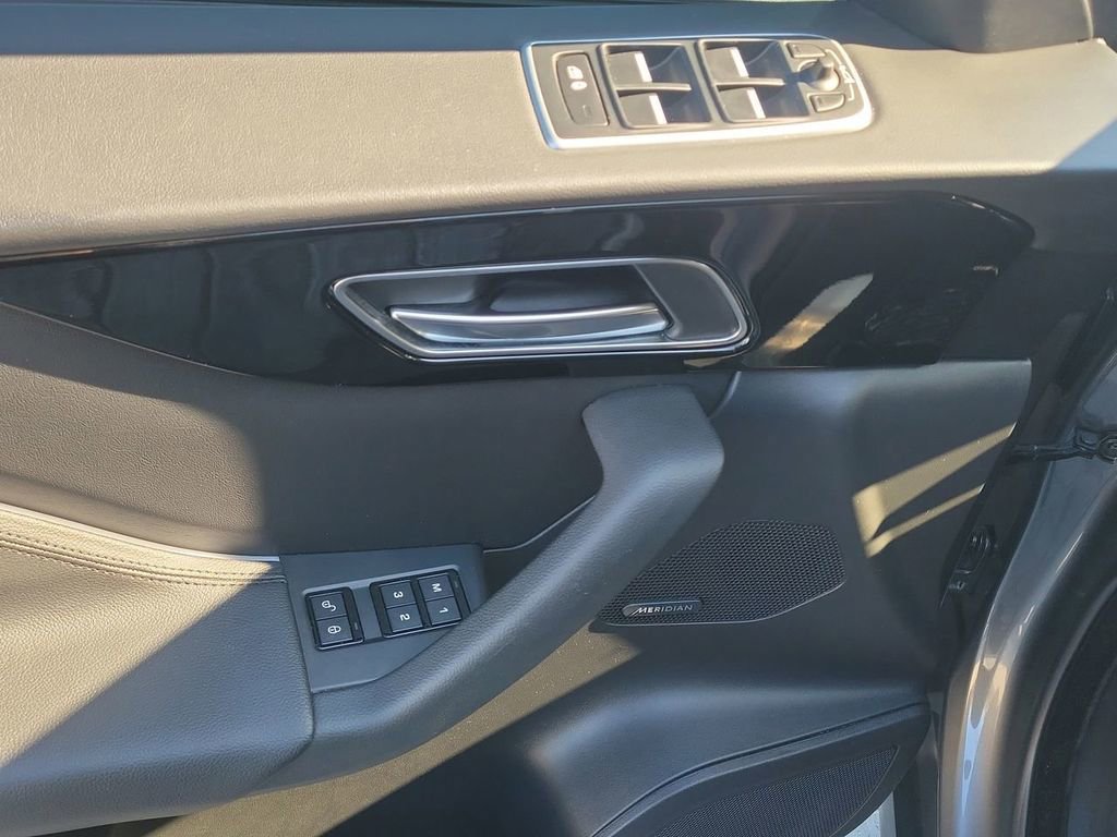 Used 2018 Jaguar F-PACE Premium image 24