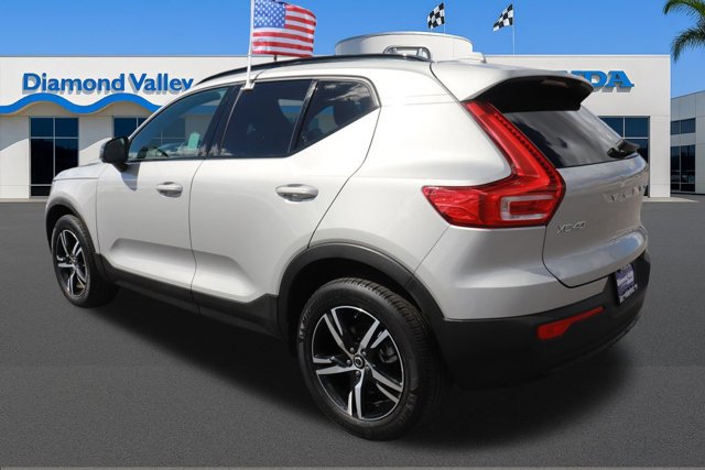 Used 2024 Volvo XC40 B5 Core image 4