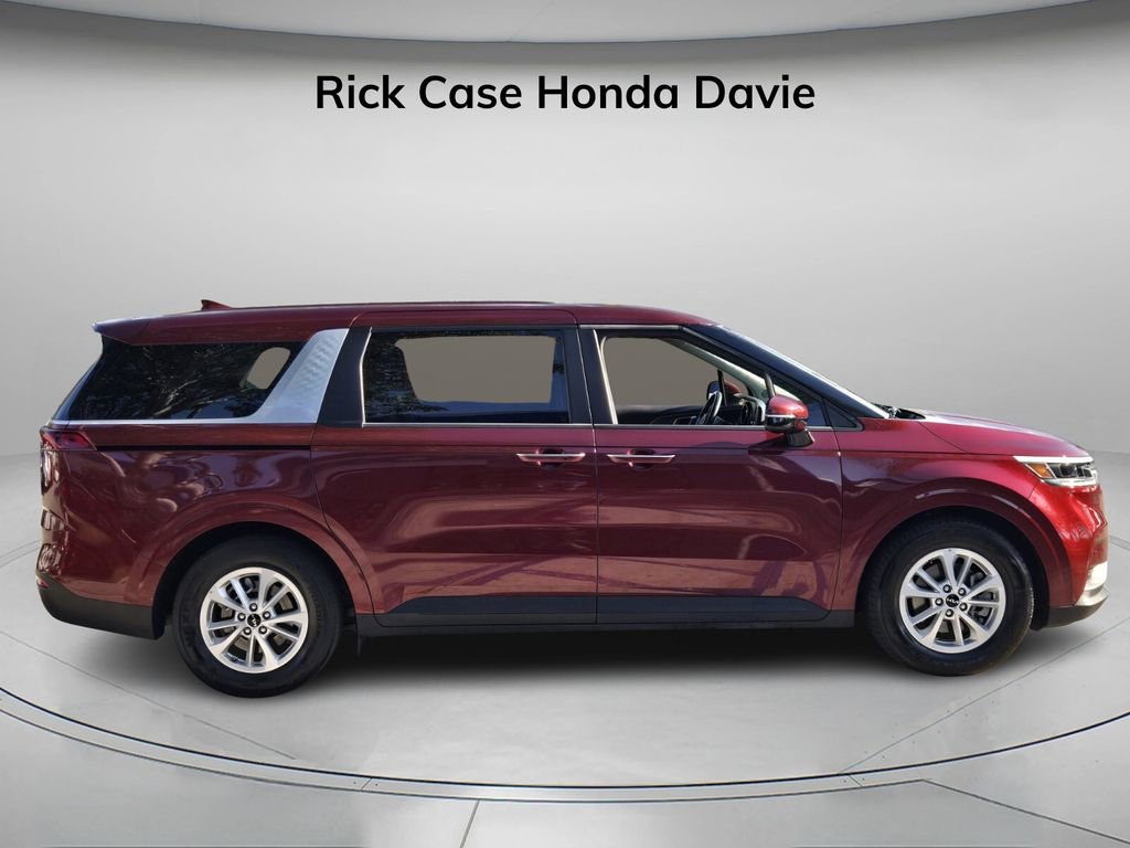 Used 2024 Kia Carnival LX image 3