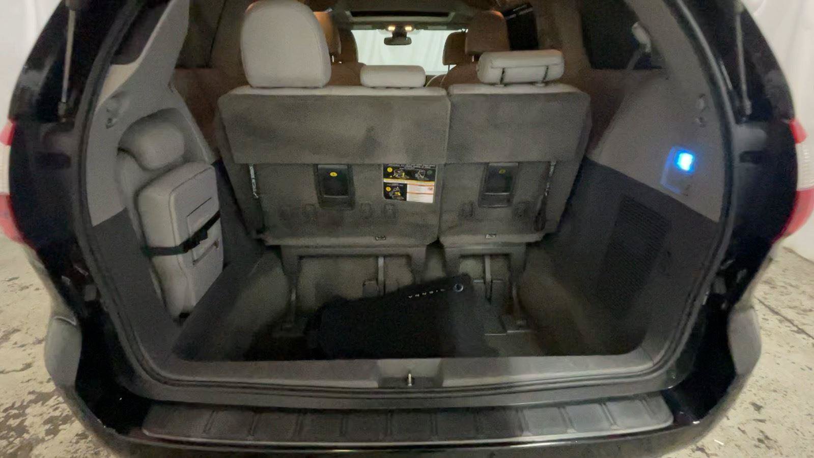 Used 2018 Toyota Sienna XLE FWD image 20