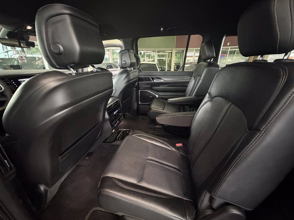Used 2024 Jeep Wagoneer Series III AWD/4WD image 30