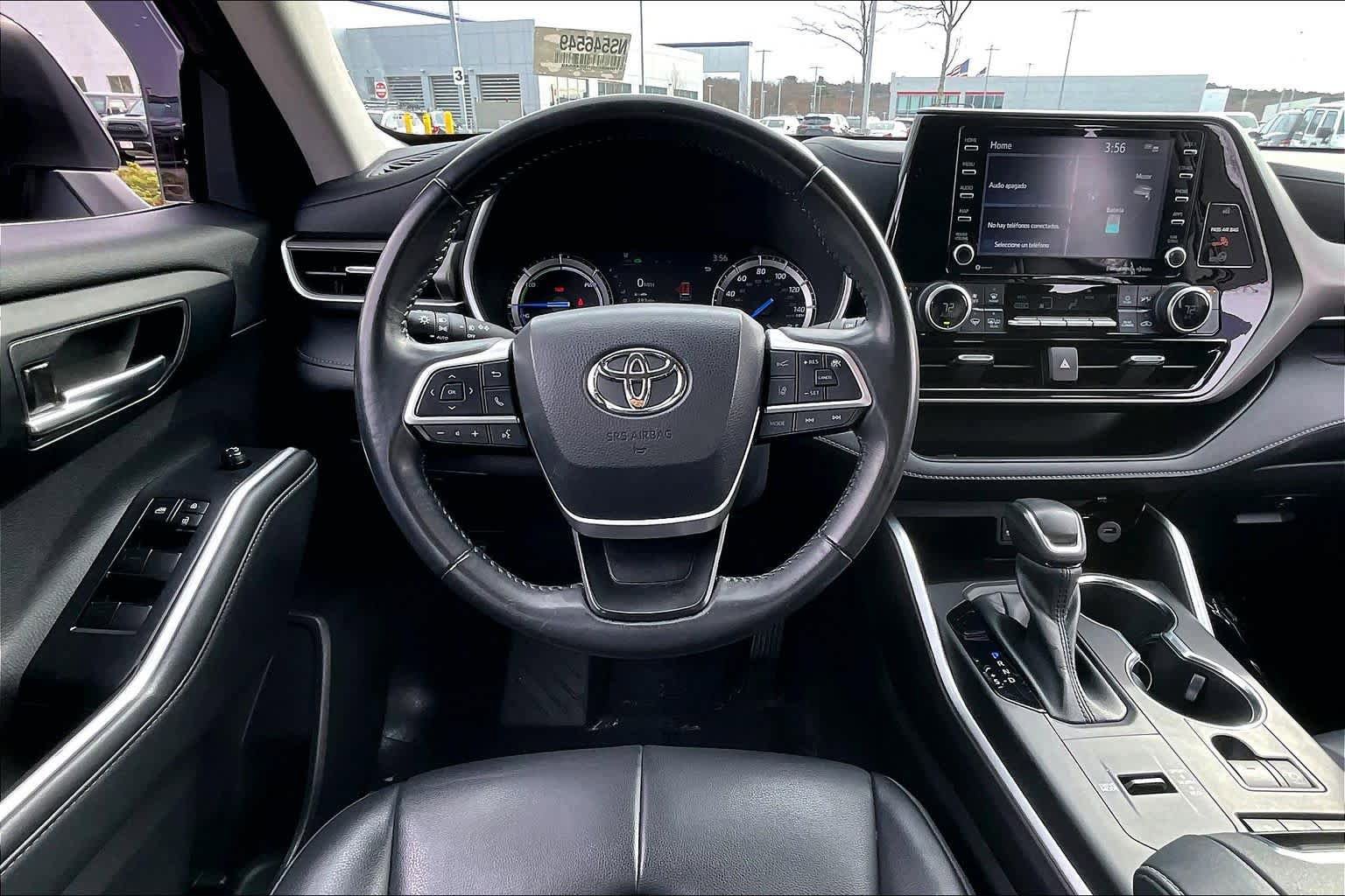 Used 2022 Toyota Highlander XLE AWD/4WD image 6