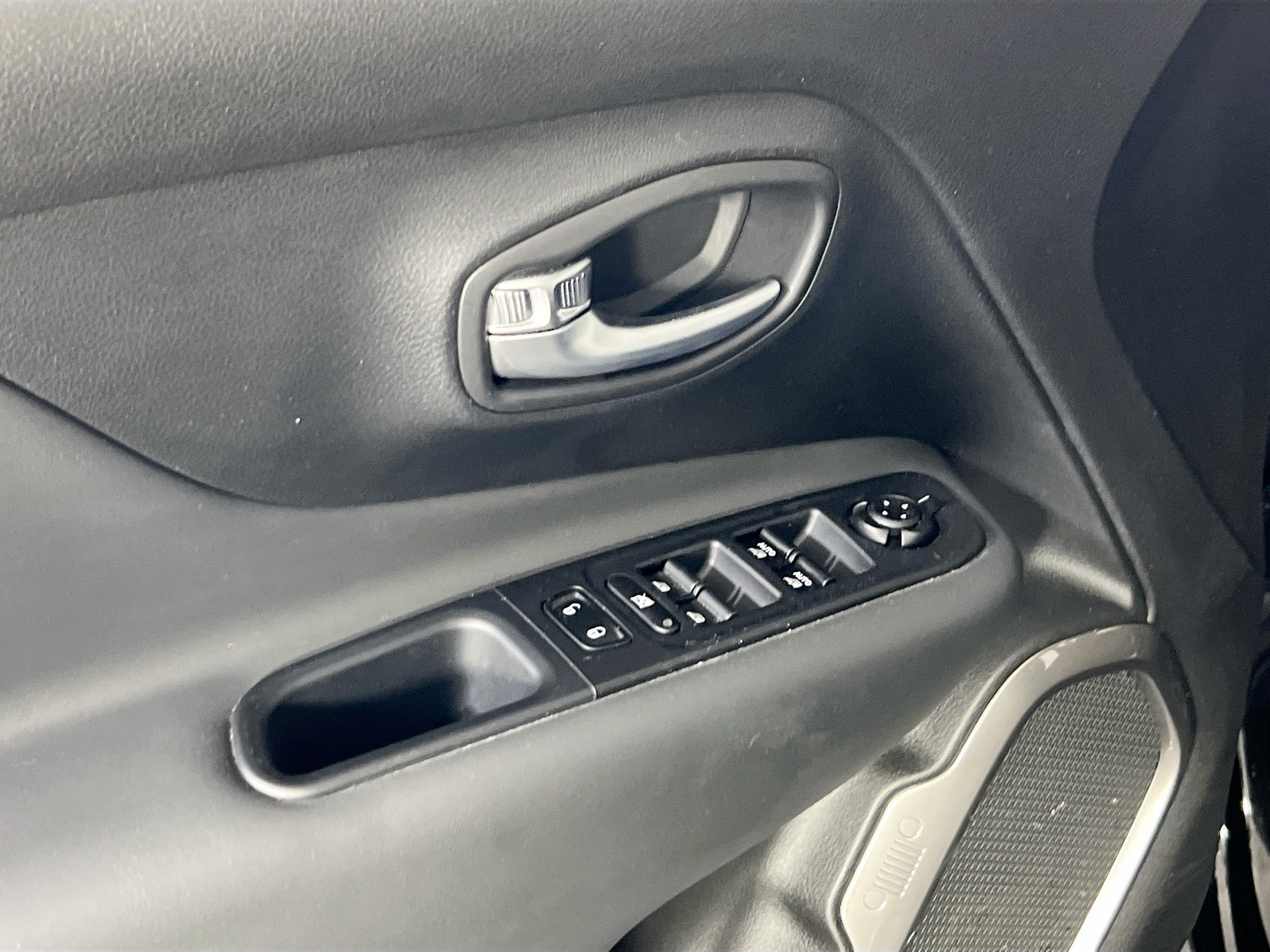 Used 2022 Jeep Renegade Latitude AWD/4WD image 18