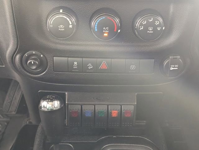 Used 2016 Jeep Wrangler Unlimited Sahara w/ Connectivity Group AWD/4WD image 18
