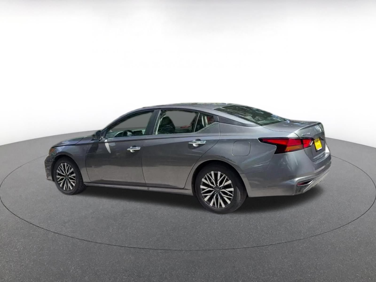 Used 2025 Nissan Altima 2.5 SV FWD image 10