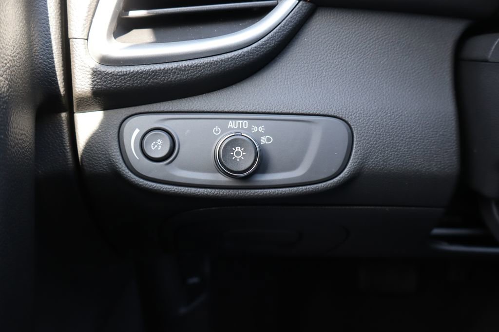 Used 2022 Chevrolet Trax LT w/ LT Convenience Package image 13