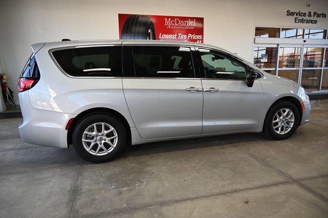 Used 2024 Chrysler Pacifica Touring-L FWD image 5