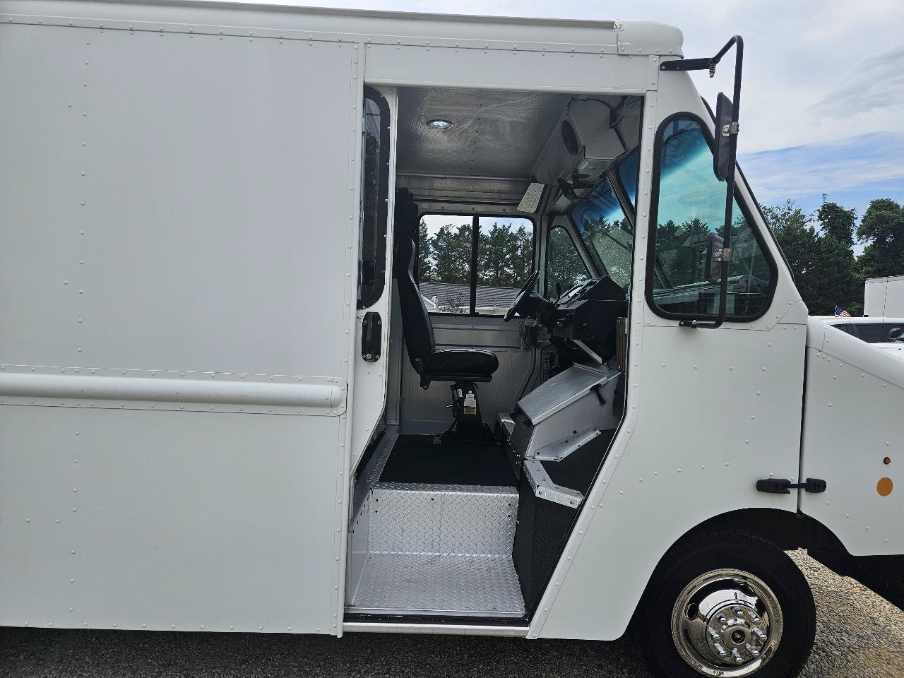 Used 2015 Ford E-350 and Econoline 350 Super Duty w/ A/C Prep Package RWD image 21