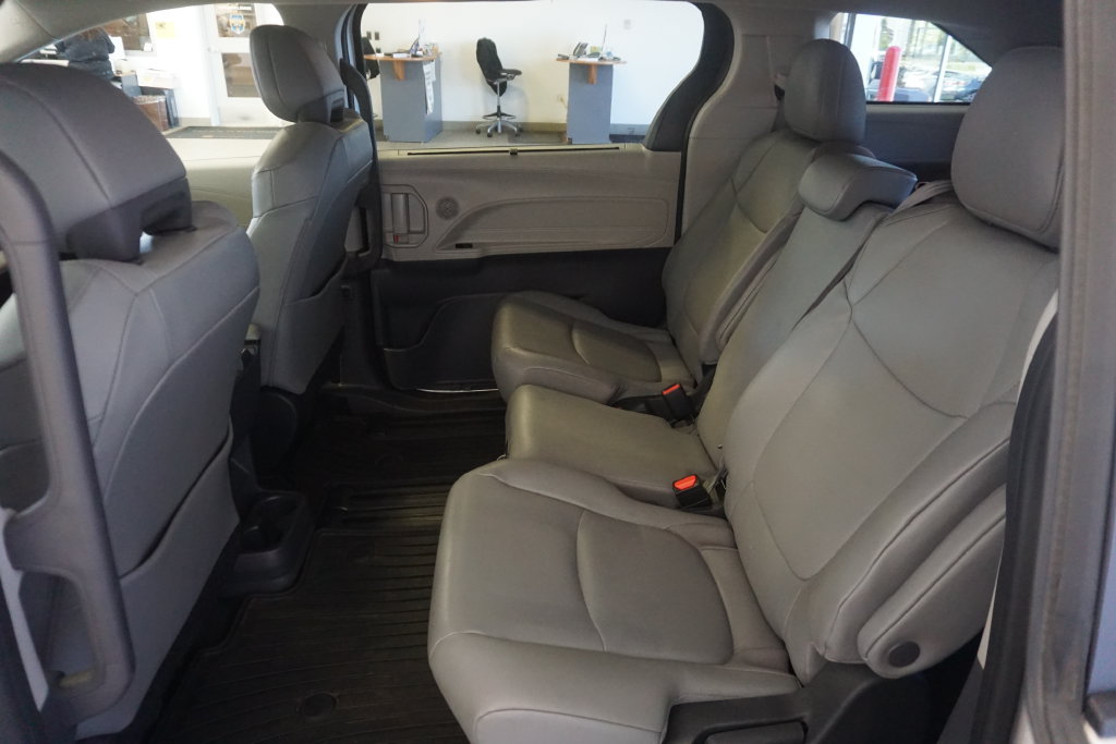 Used 2024 Toyota Sienna XLE FWD image 23
