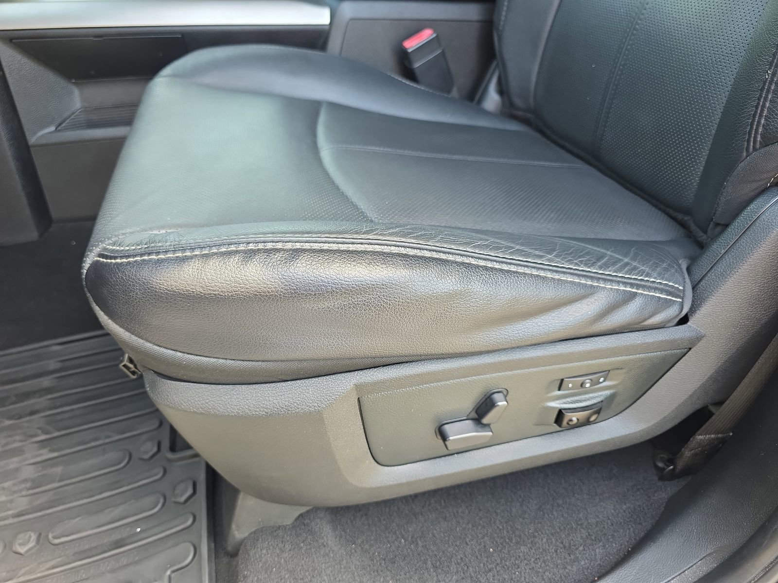 Used 2018 RAM 1500 Laramie w/ Convenience Group image 28