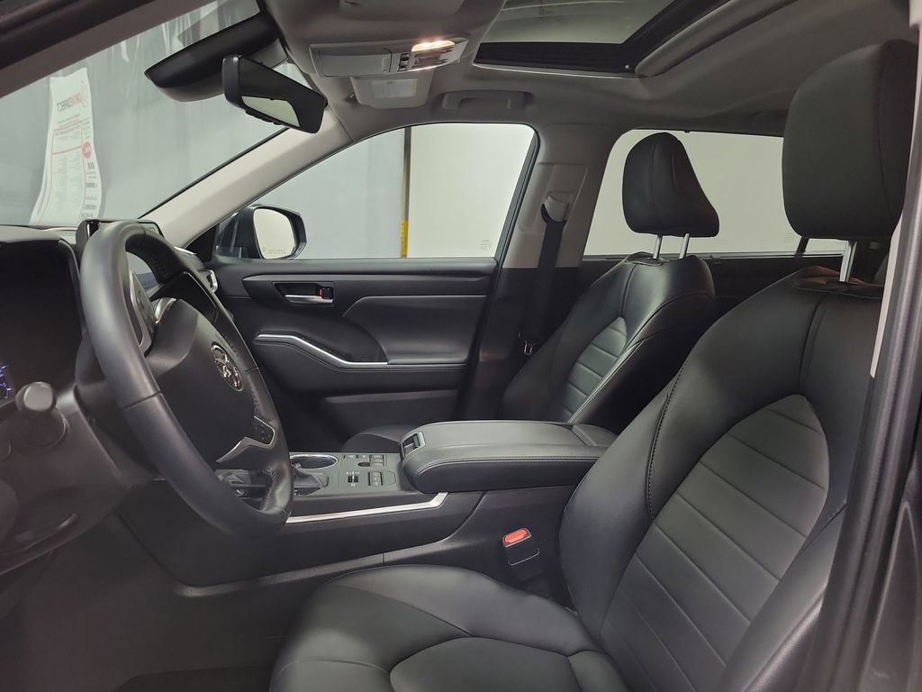 Used 2024 Toyota Highlander XLE image 12