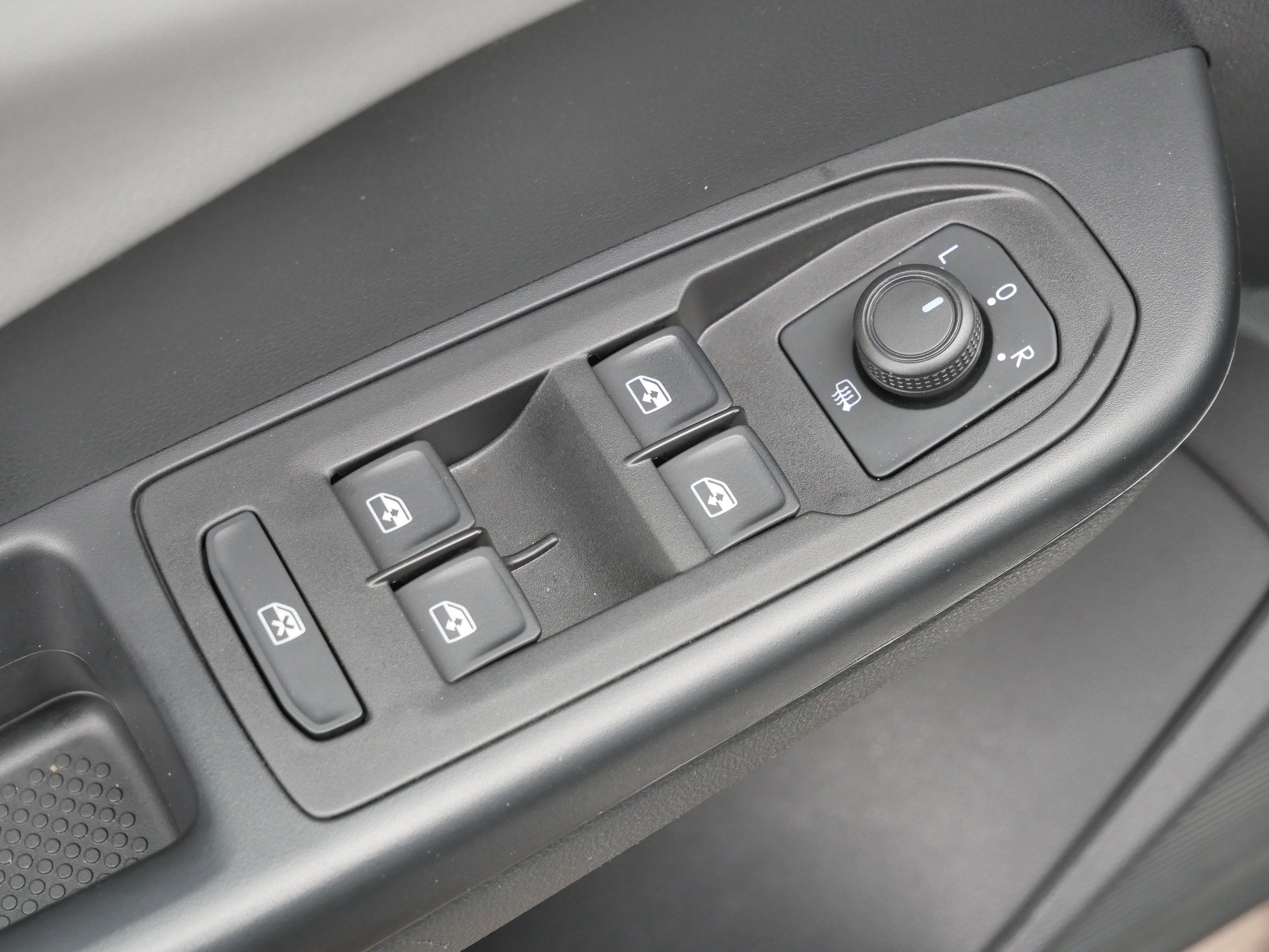 Certified 2023 Volkswagen Taos SE w/ Panoramic Sunroof Package image 19