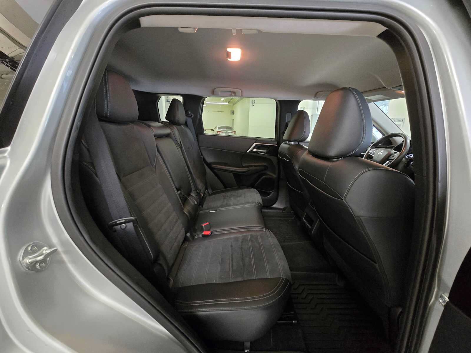 Used 2024 Mitsubishi Outlander SE AWD/4WD image 12