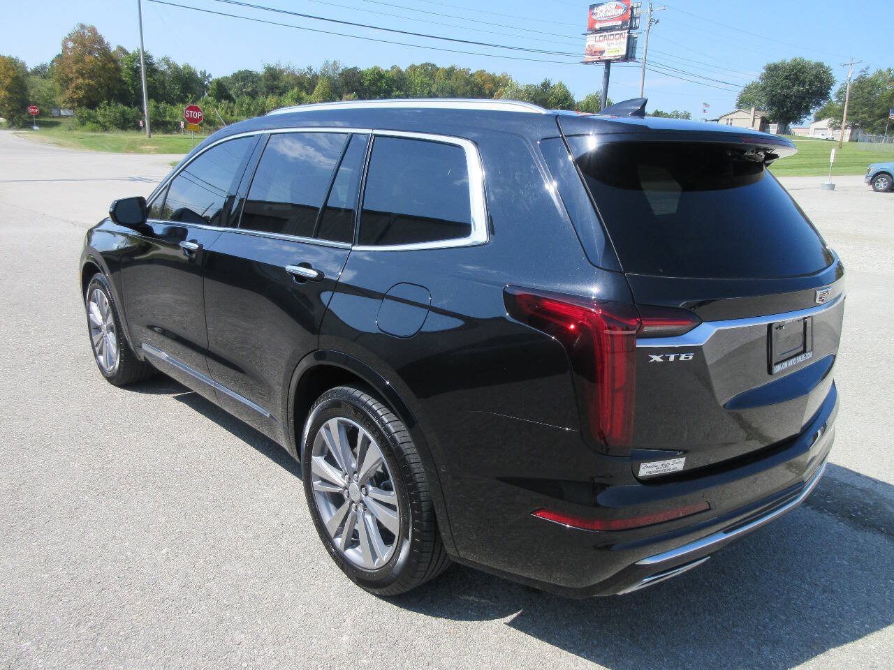 Used 2025 Cadillac XT6 Premium Luxury w/ Technology Package FWD image 4