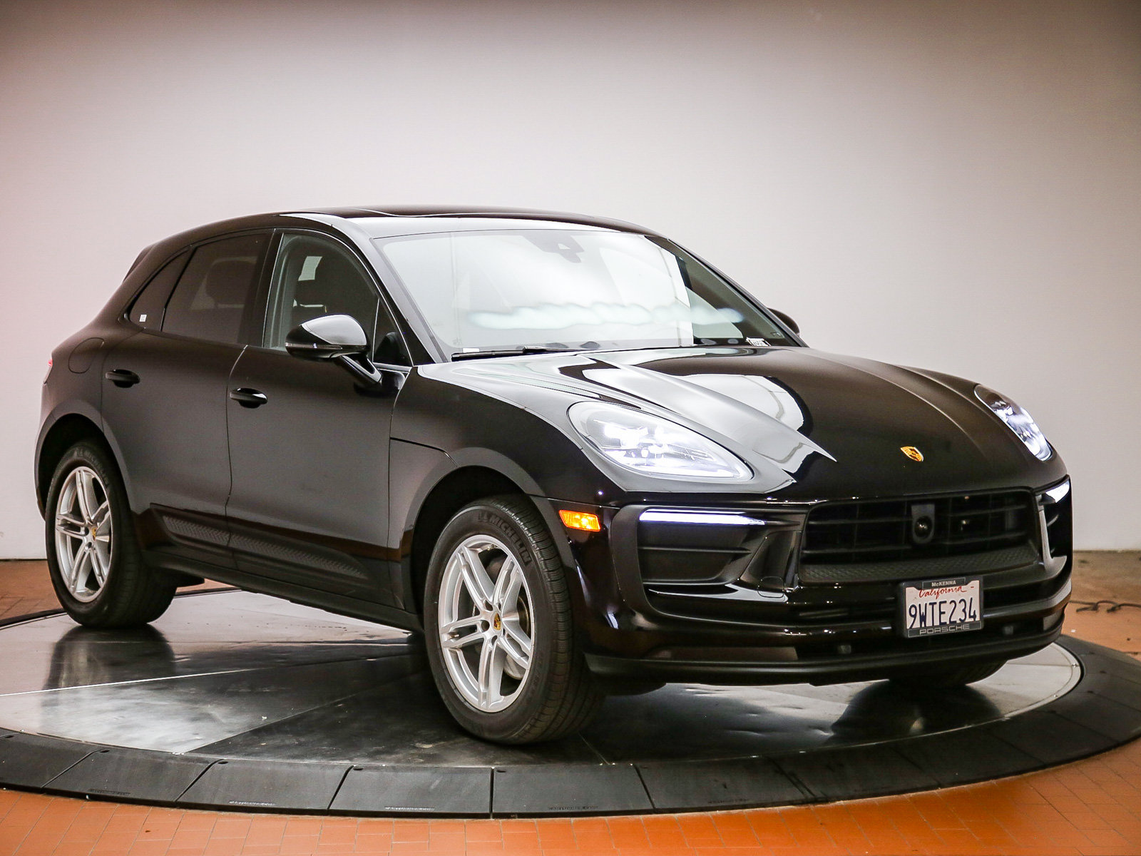 Certified 2025 Porsche Macan AWD/4WD image 9