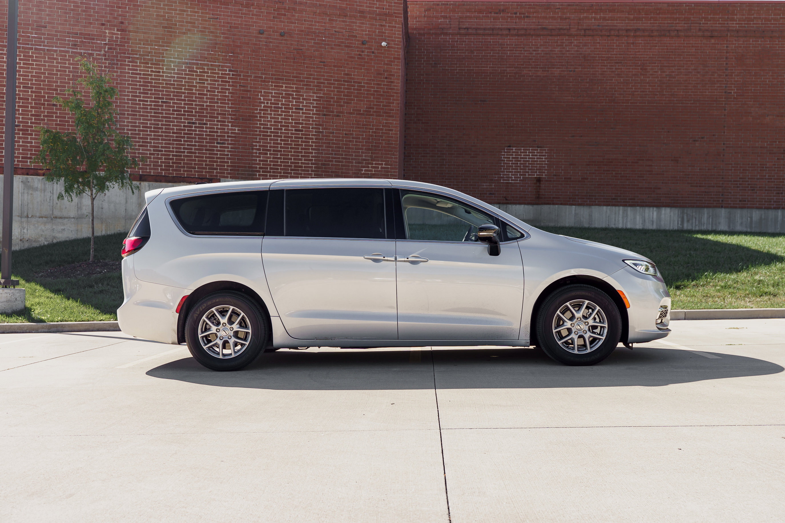 Used 2024 Chrysler Pacifica Touring-L image 3