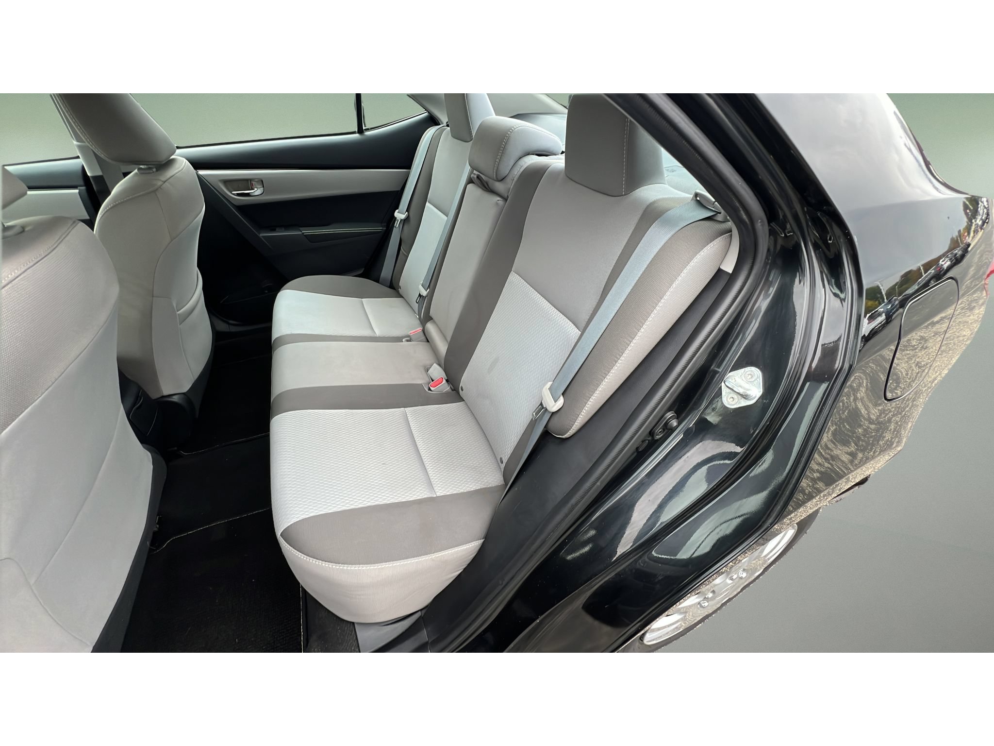 Used 2017 Toyota Corolla LE w/ Carpet Mat Package (TMS) FWD image 28