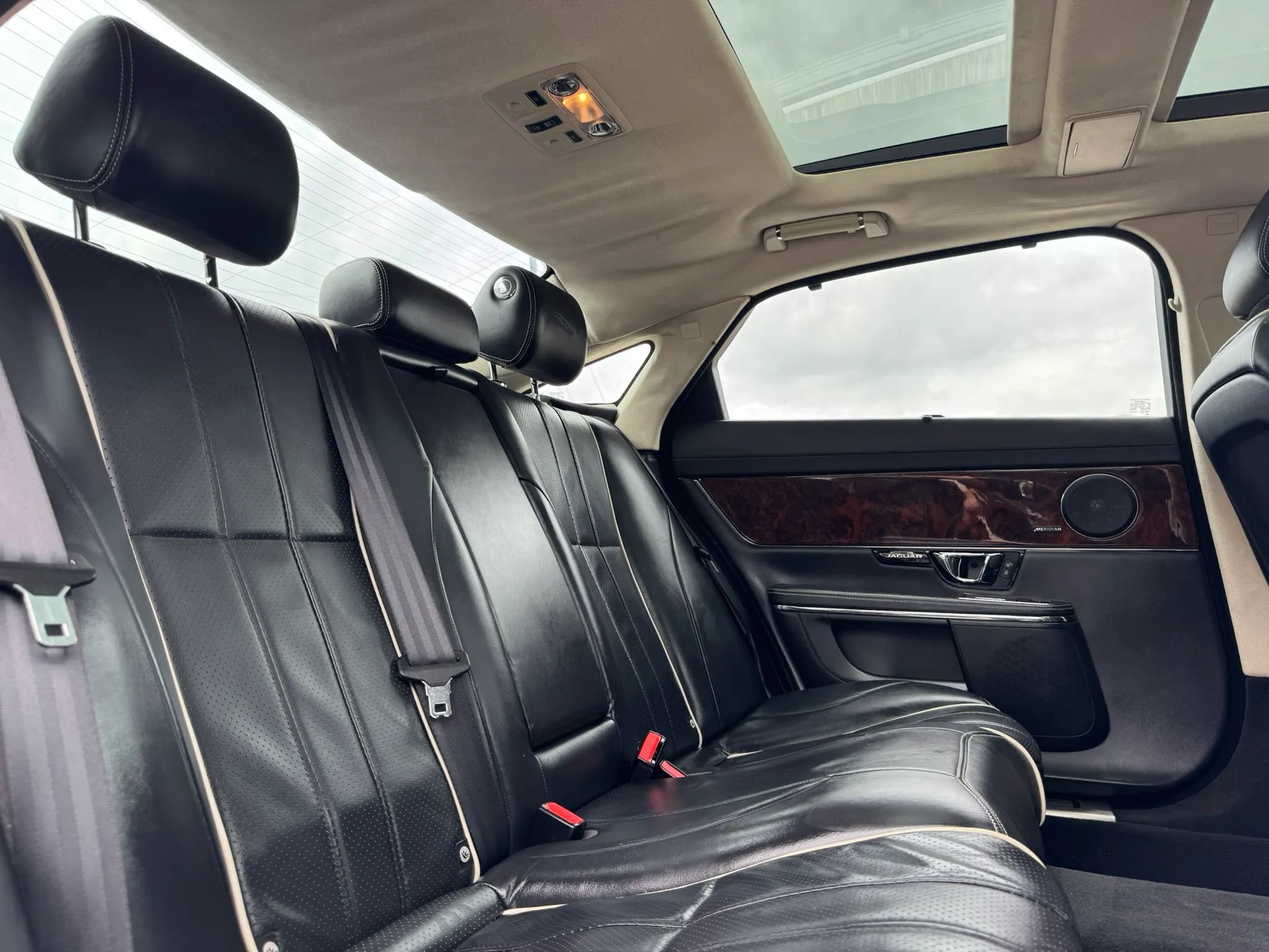 Used 2014 Jaguar XJ L Portfolio RWD image 30