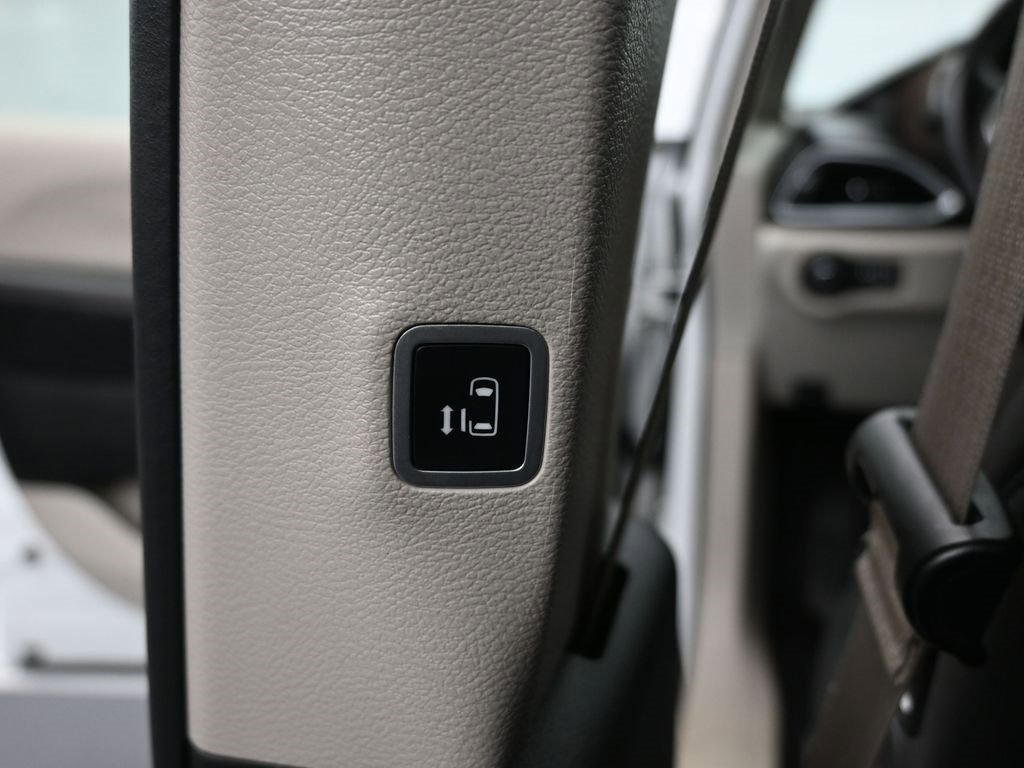 Used 2017 Chrysler Pacifica Touring-L Plus image 44