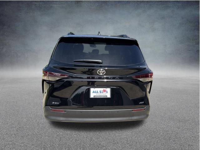 Used 2026 Toyota Sienna XLE FWD image 5