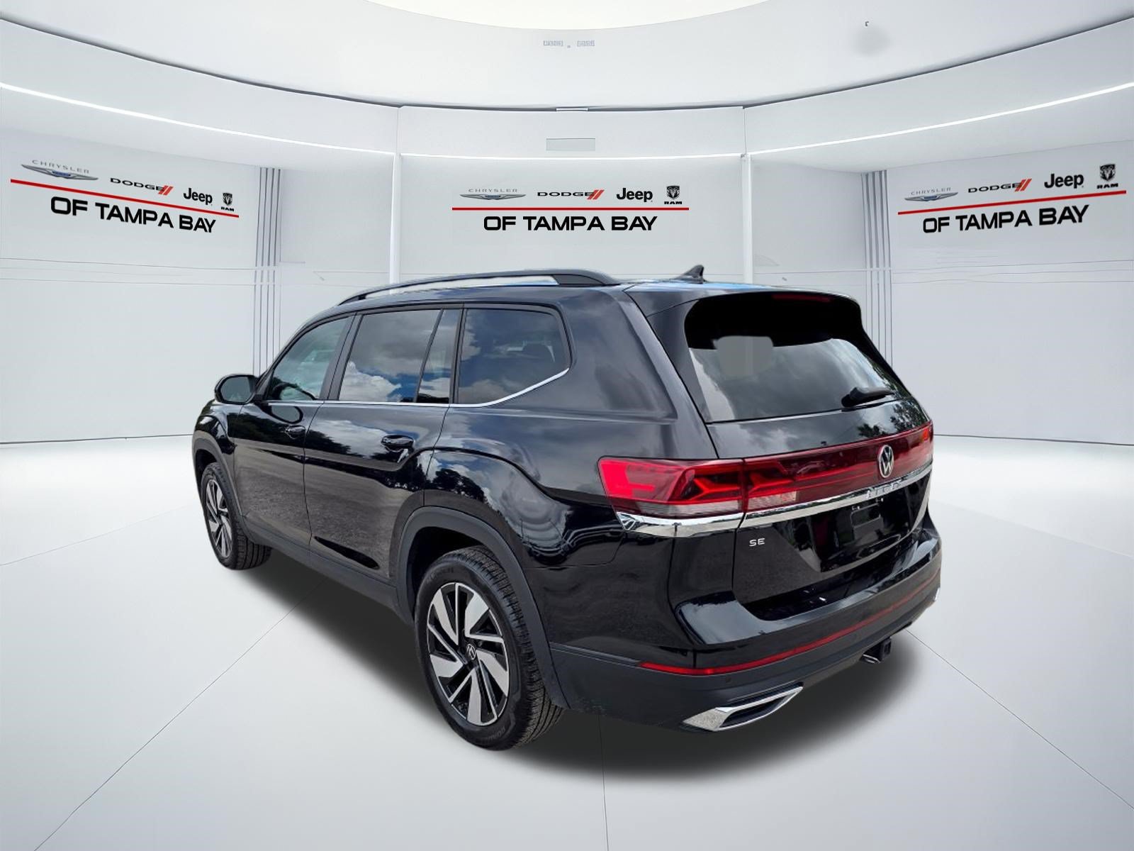 Used 2025 Volkswagen Atlas SE FWD image 4
