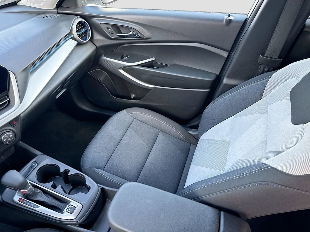 Used 2025 Chevrolet Trax LS image 21