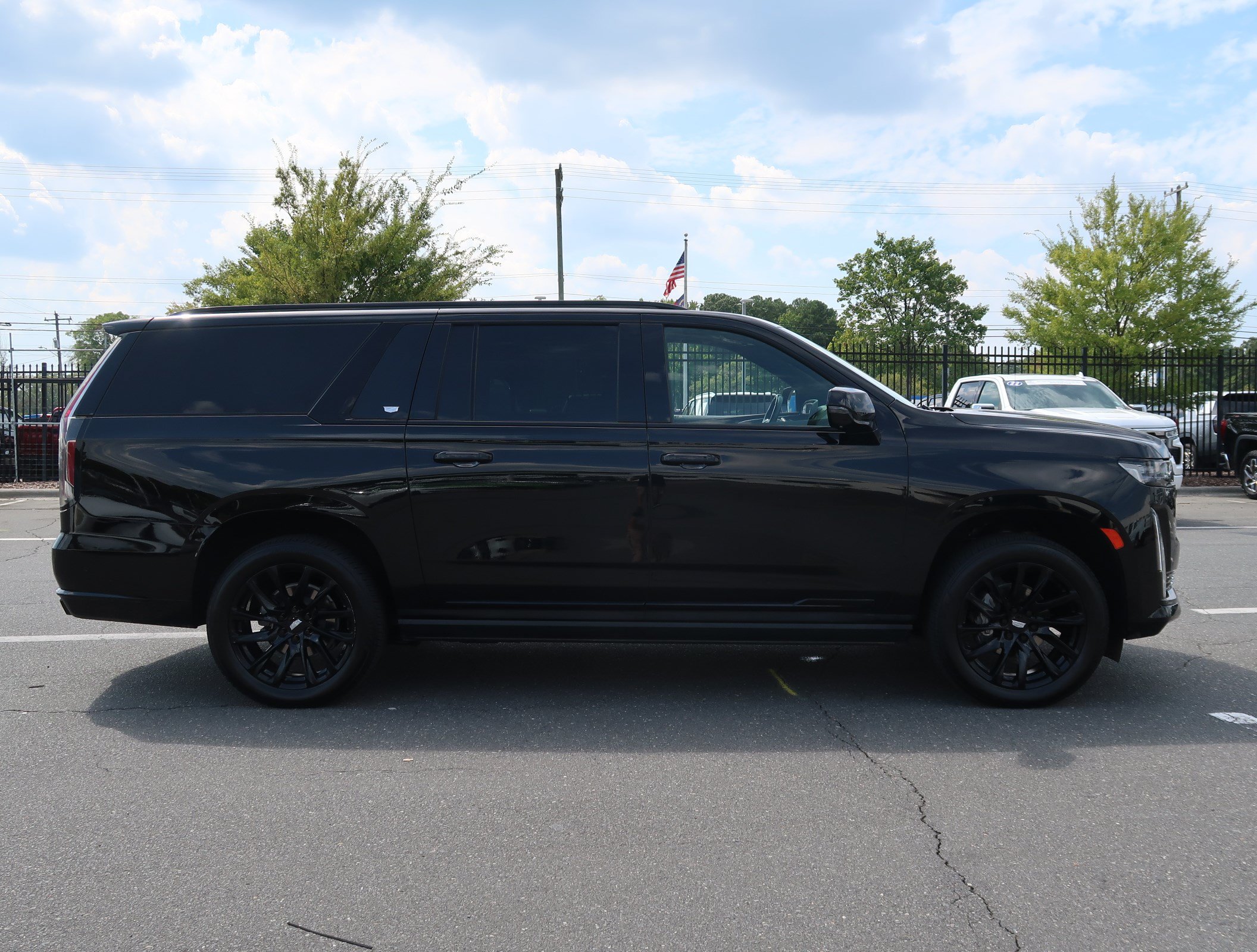 Used 2023 Cadillac Escalade ESV Sport w/ LPO, ONYX Package AWD/4WD image 11