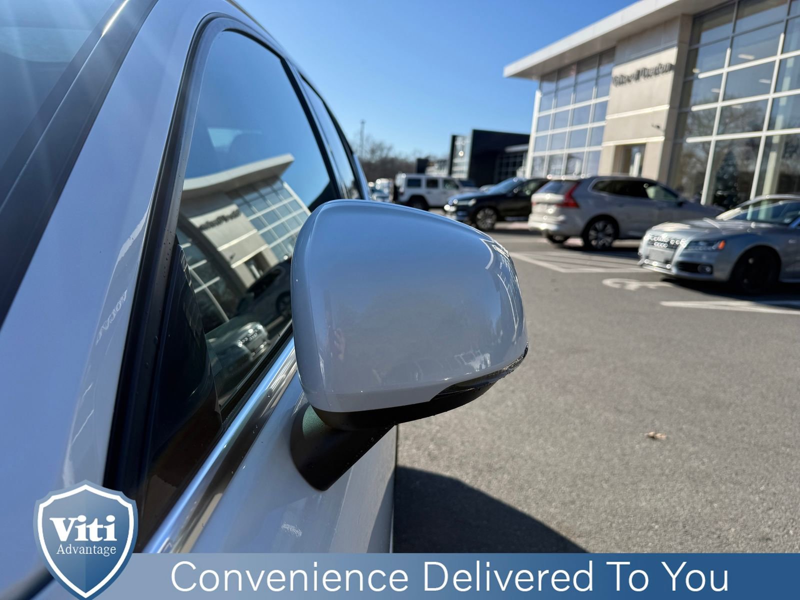 Certified 2024 Volvo XC40 B5 Ultimate w/ Protection Package Premier image 11