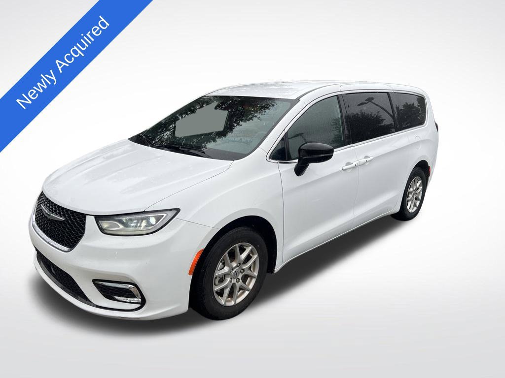 Used 2025 Chrysler Pacifica Select FWD image 1