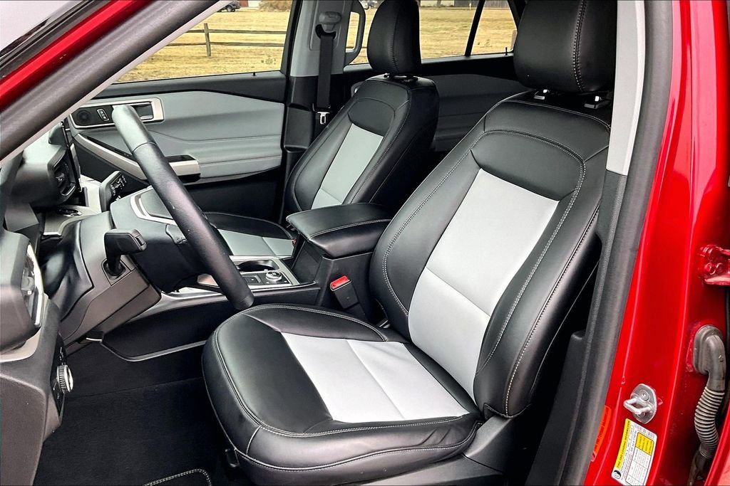 Used 2024 Ford Explorer XLT w/ Equipment Group 202A image 23