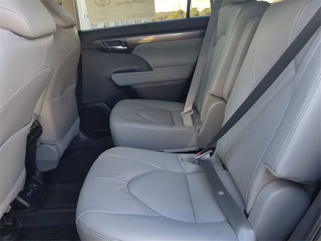 New 2026 Toyota Highlander Platinum image 14