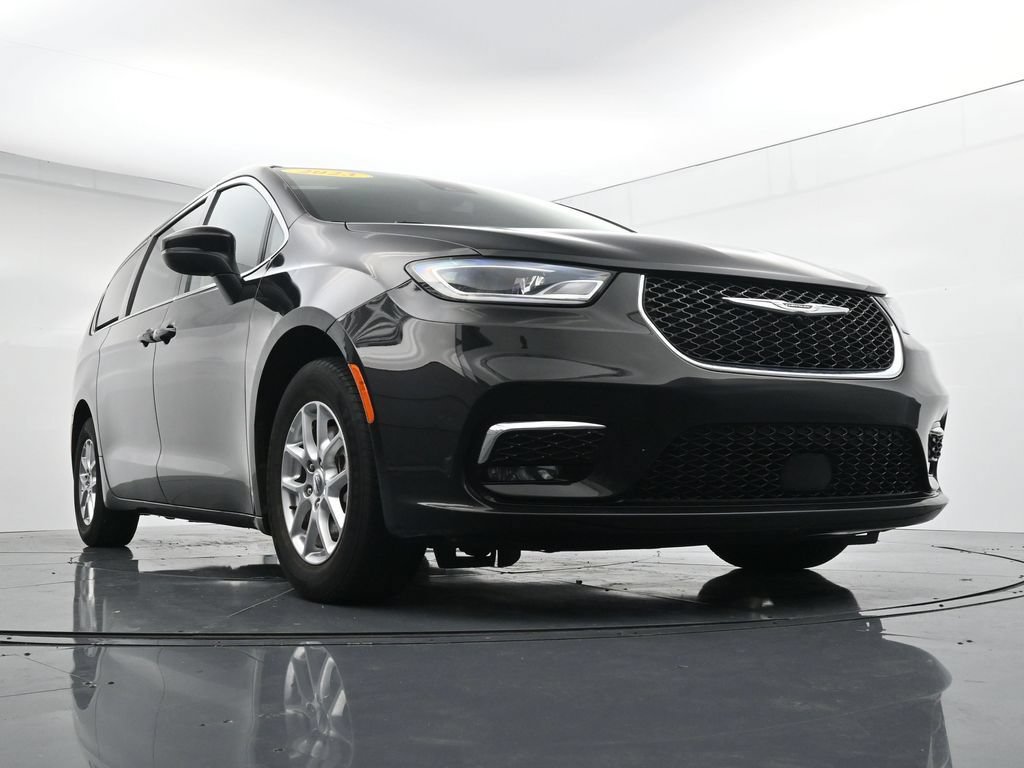 Used 2023 Chrysler Pacifica Touring-L FWD image 32
