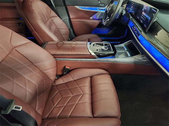 Used 2025 BMW 750e xDrive w/ Executive Package image 3