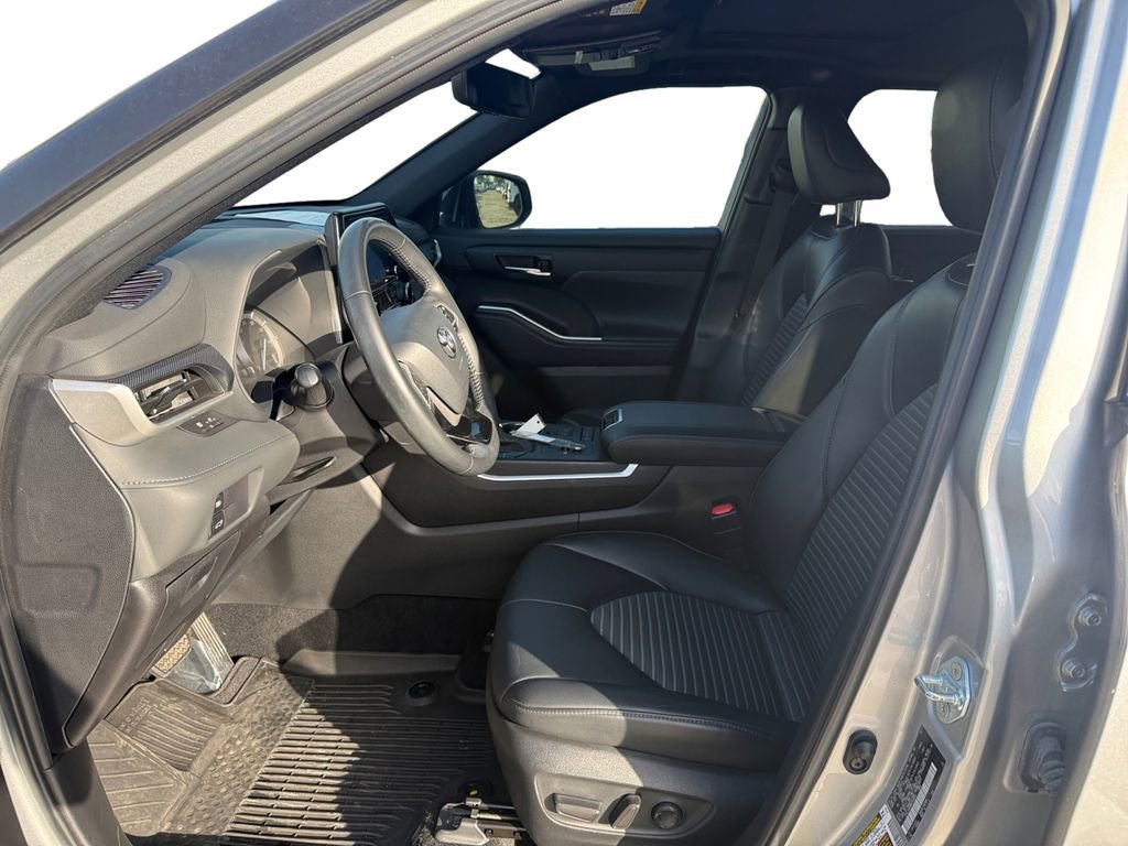 Used 2022 Toyota Highlander XSE FWD image 10
