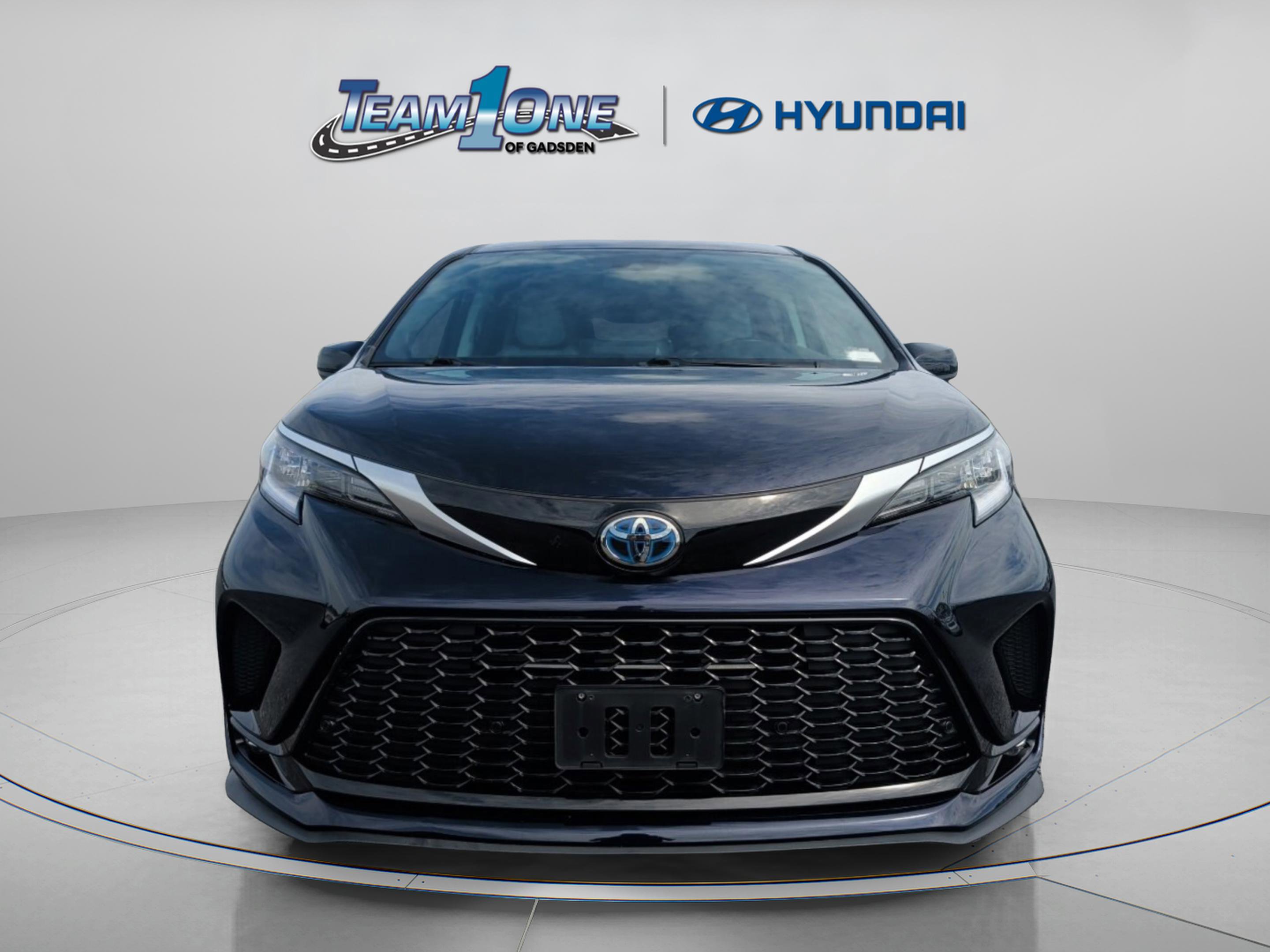 Used 2023 Toyota Sienna XSE w/ XSE Plus Package image 2