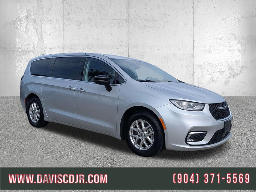 Used 2024 Chrysler Pacifica Touring-L FWD image 1